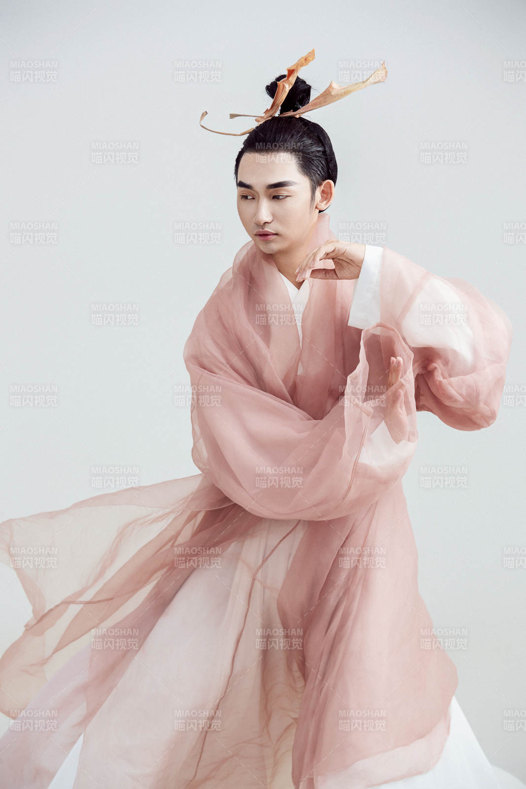 白色背景下的中国方士道士的艺术形象