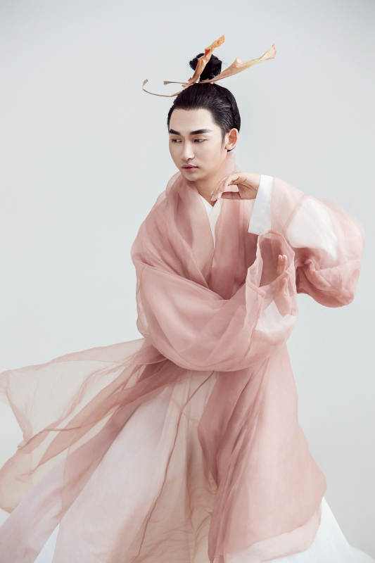 白色背景下的中国方士道士的艺术形象