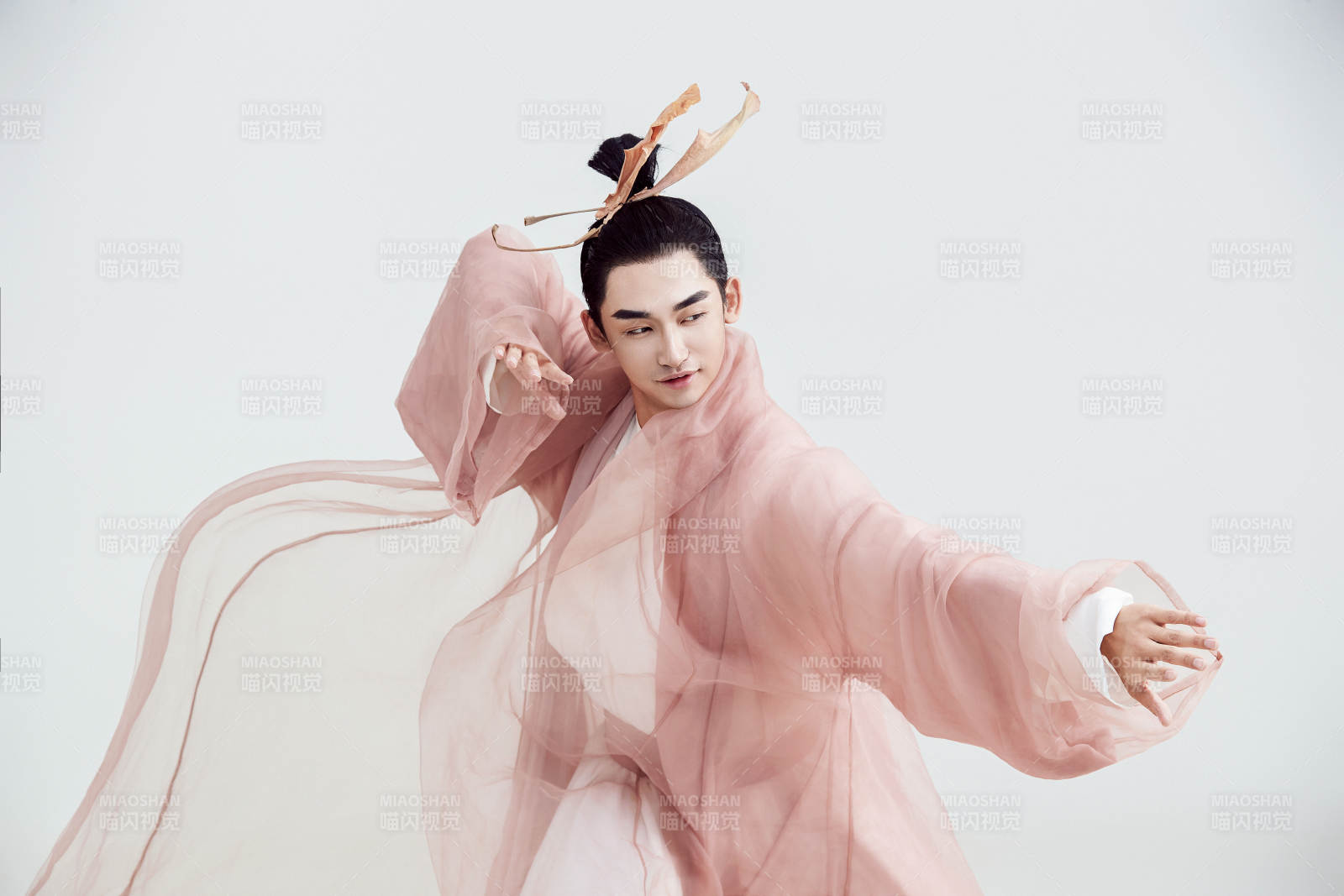 白色背景下的中國(guó)方士道士的藝術(shù)形象