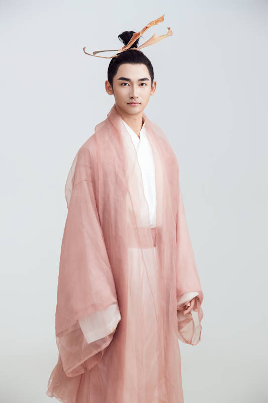 白色背景下的中国方士道士的艺术形象