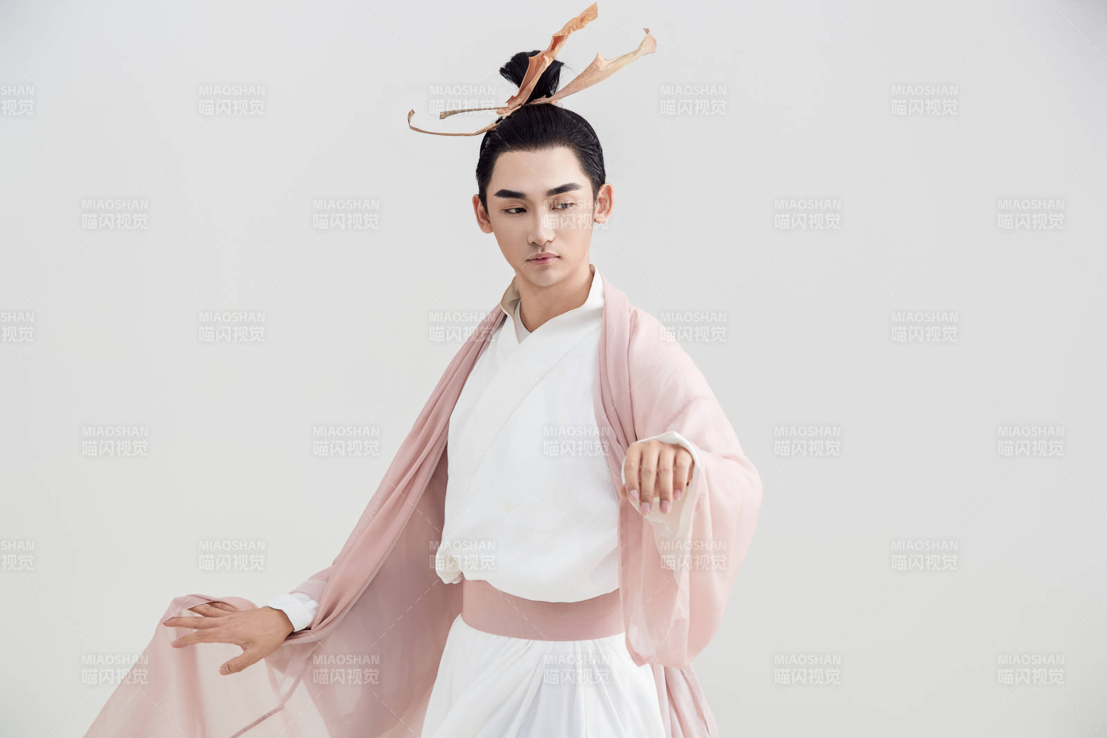 白色背景下的中国方士道士的艺术形象