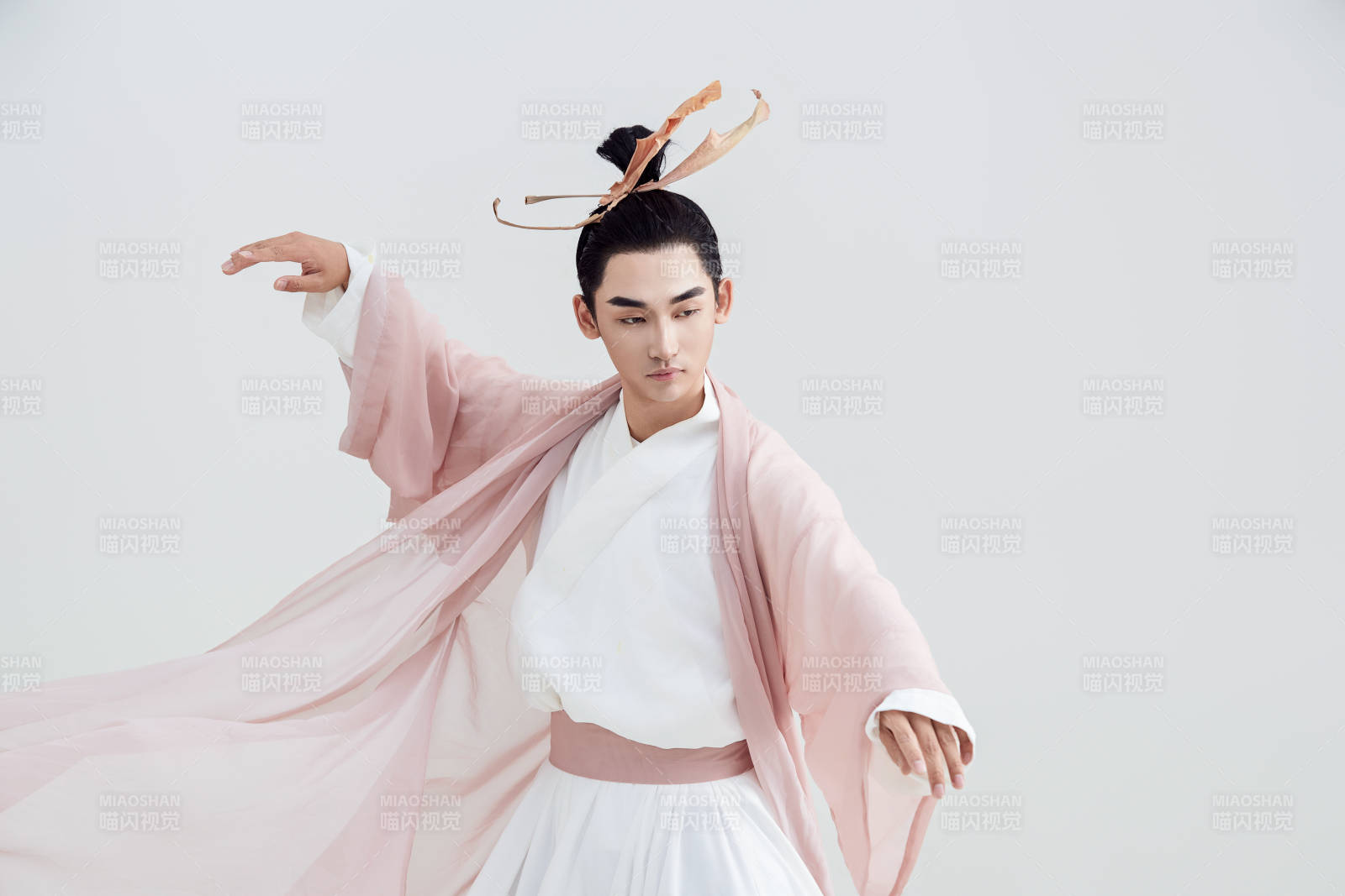 白色背景下的中国方士道士的艺术形象