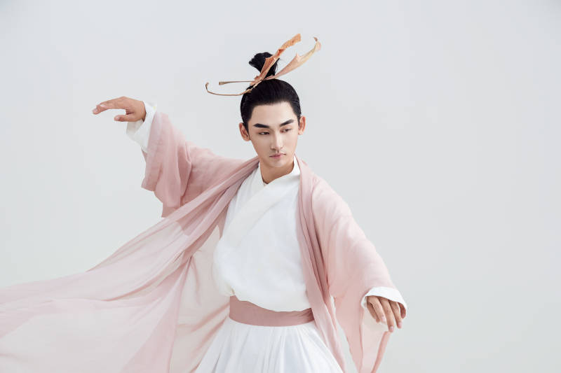 白色背景下的中国方士道士的艺术形象