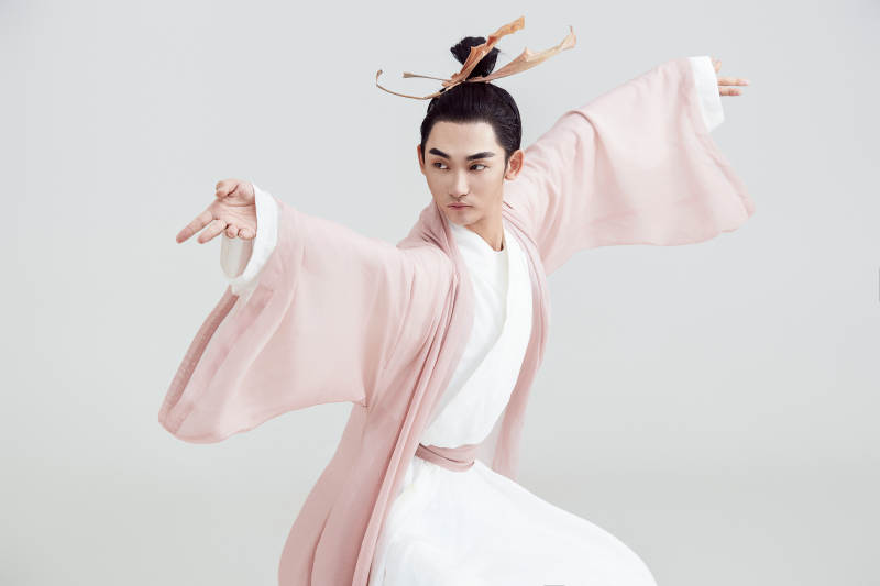 白色背景下的中国方士道士的艺术形象