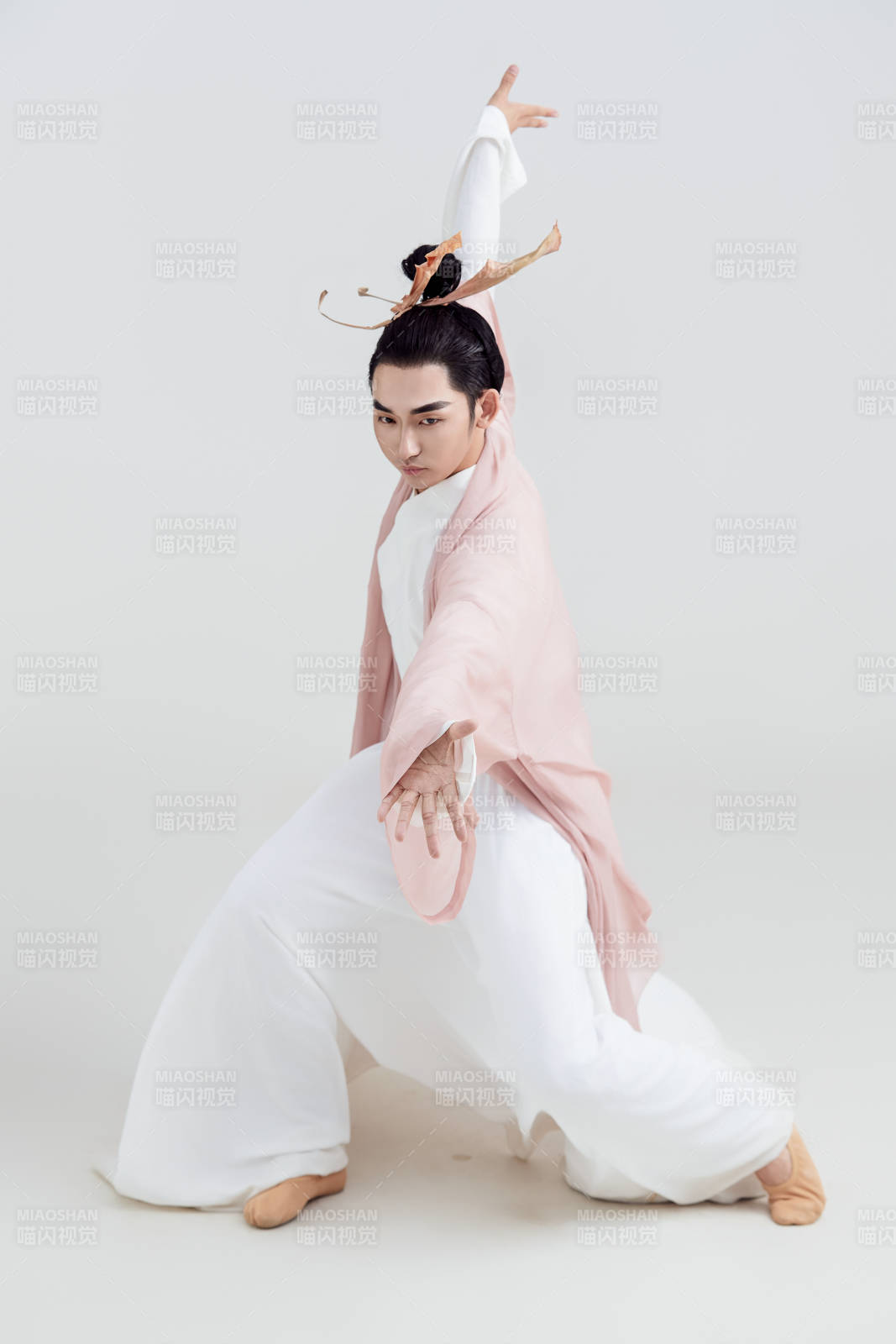 白色背景下的中国方士道士的艺术形象