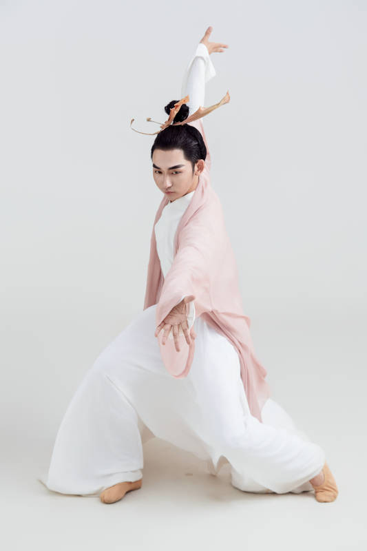 白色背景下的中国方士道士的艺术形象