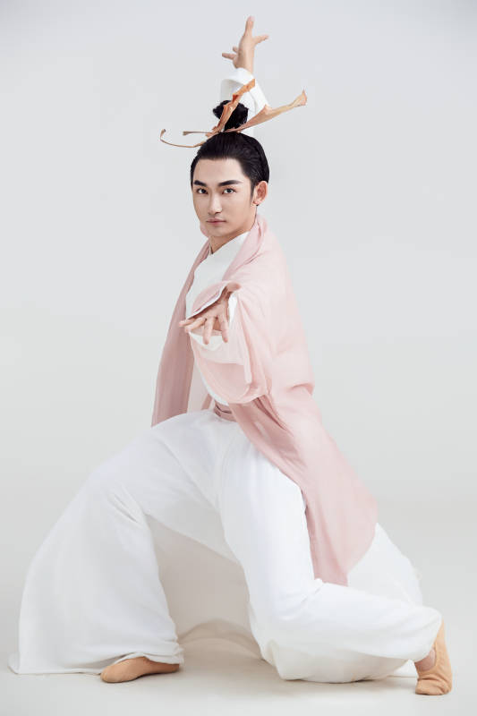 白色背景下的中国方士道士的艺术形象