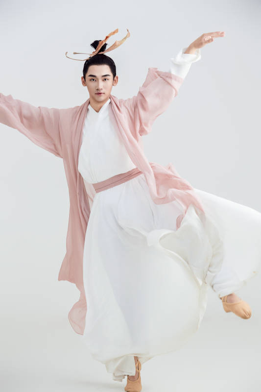 白色背景下的中国方士道士的艺术形象