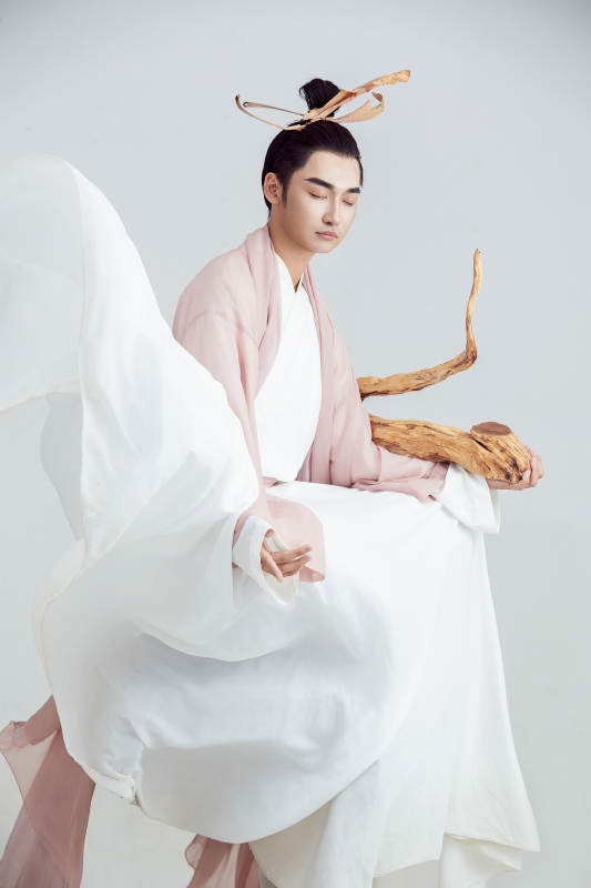 白色背景下的中国神仙道士的艺术形象