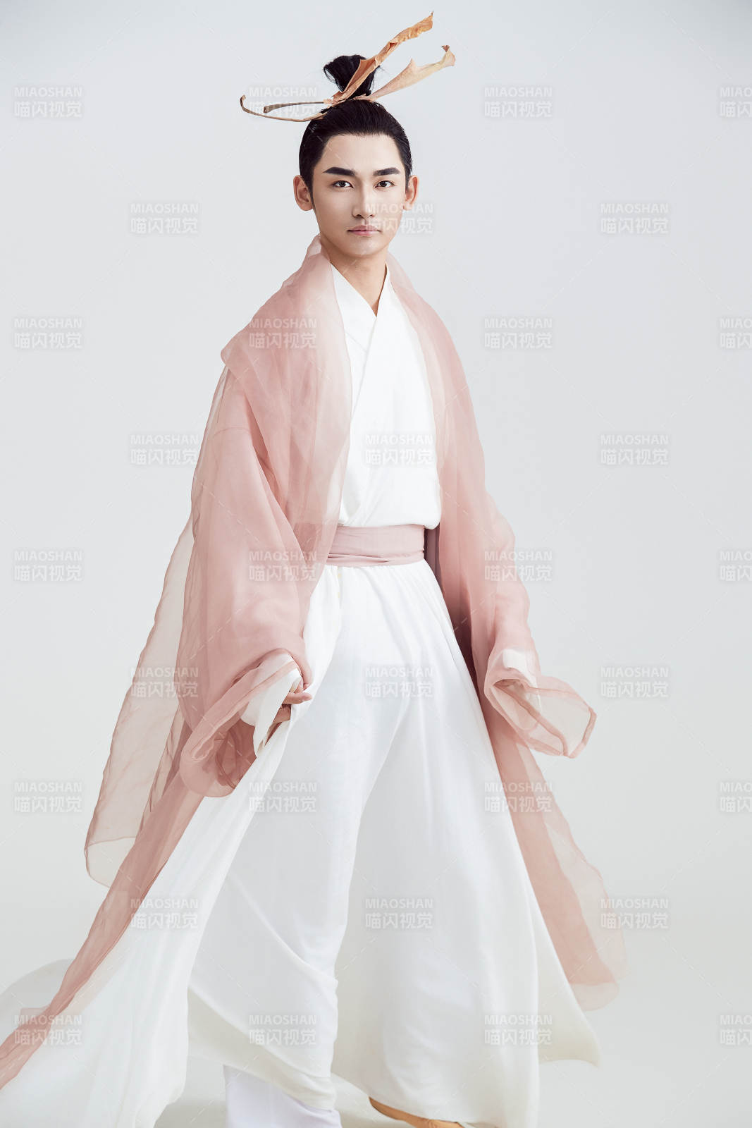 白色背景下的中国方士道士的艺术形象