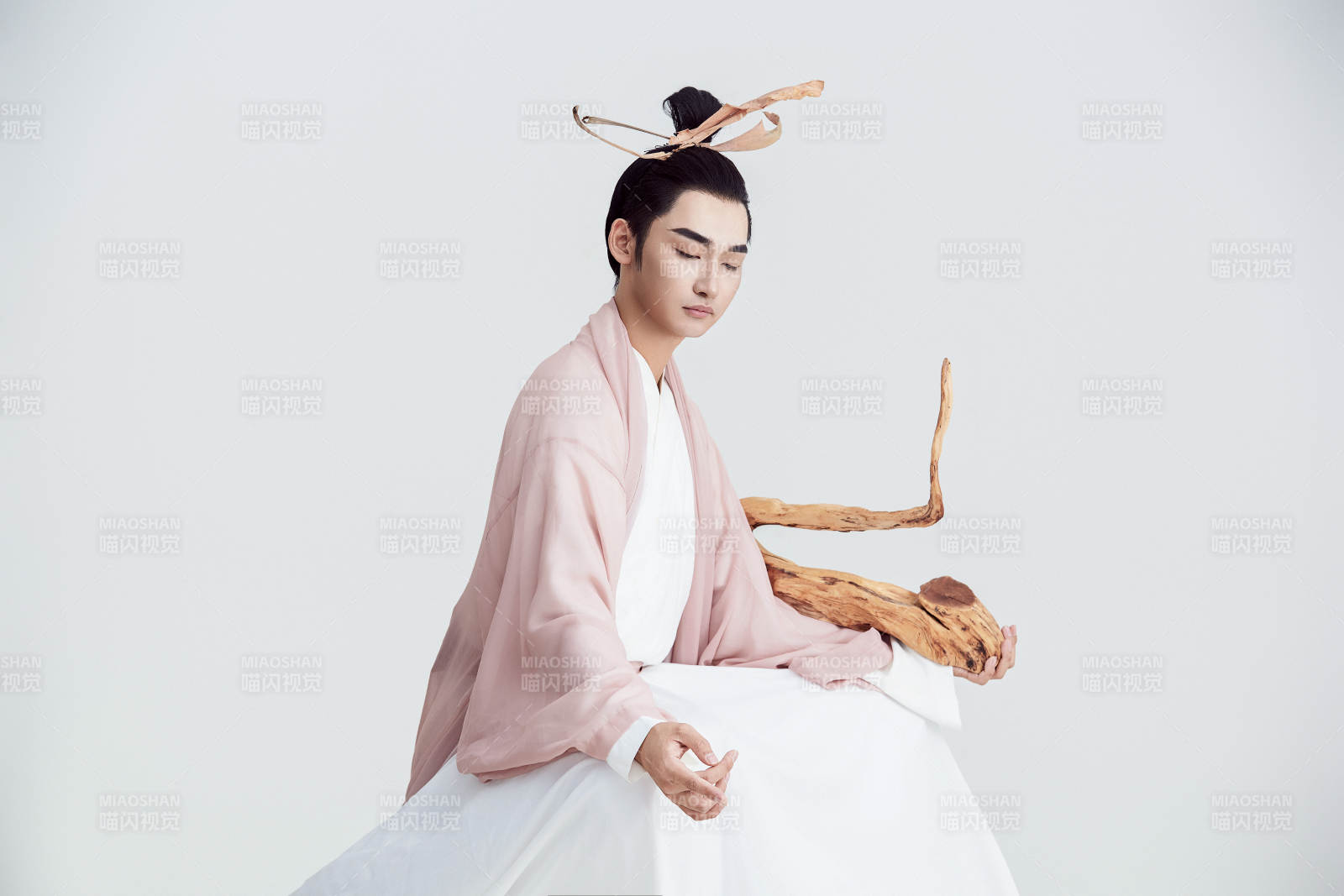 白色背景下的中國(guó)神仙道士的藝術(shù)形象