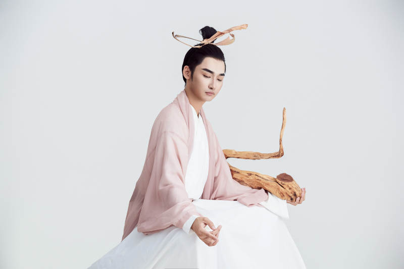 白色背景下的中国神仙道士的艺术形象