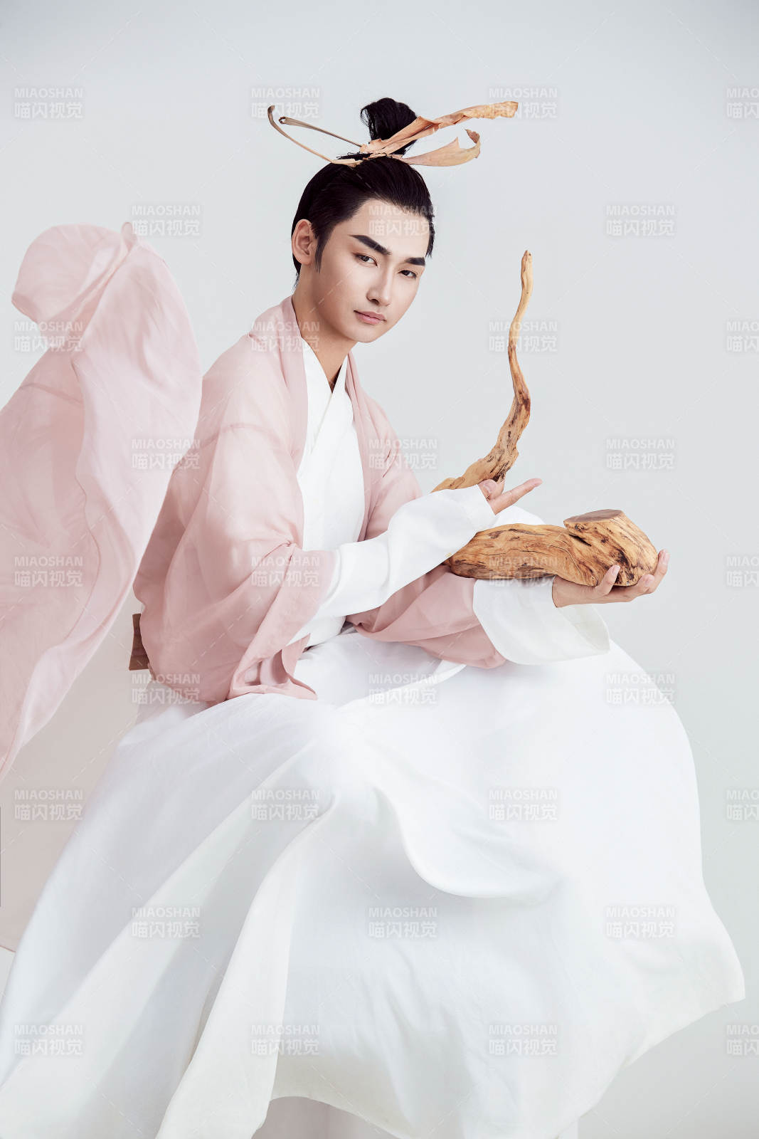 白色背景下的中国神仙道士的艺术形象