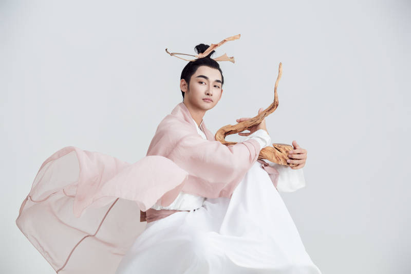 白色背景下的中国神仙道士的艺术形象