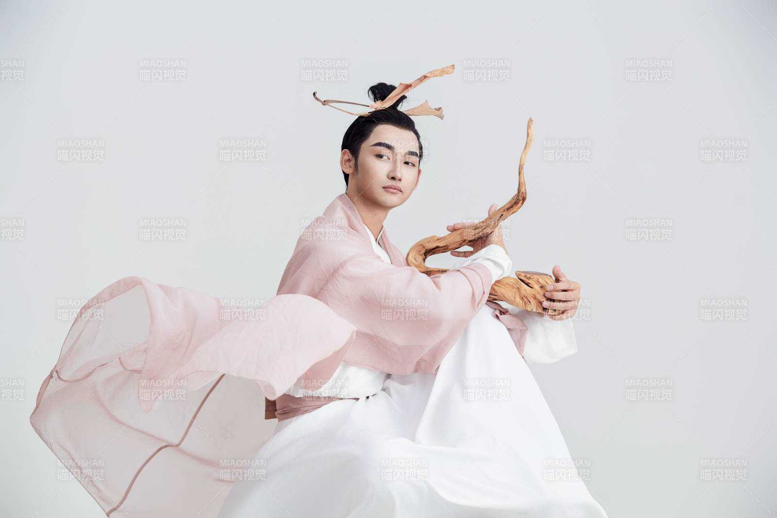 白色背景下的中国神仙道士的艺术形象