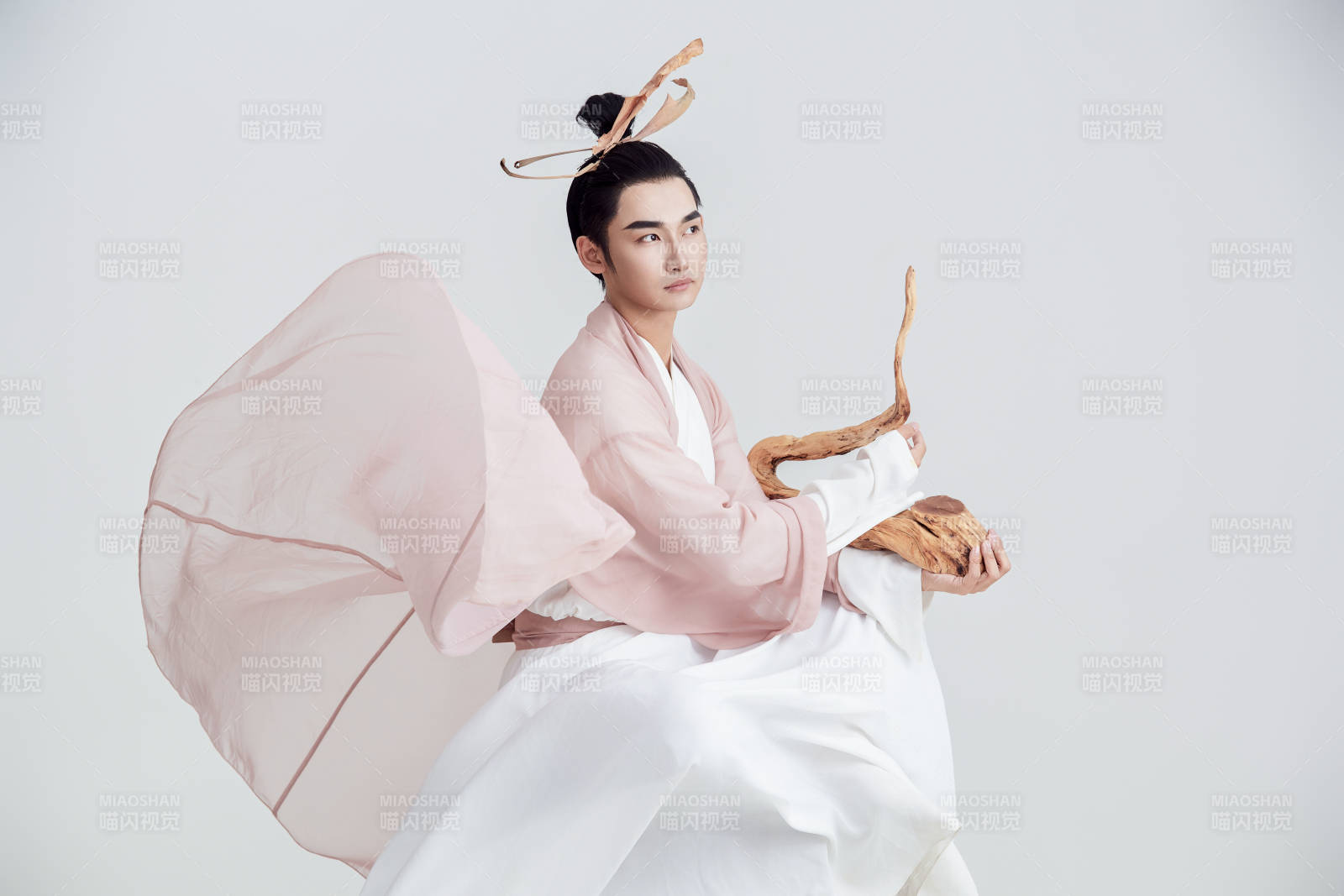 白色背景下的中国神仙道士的艺术形象