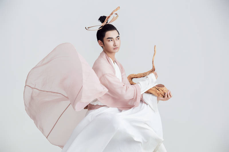 白色背景下的中国神仙道士的艺术形象