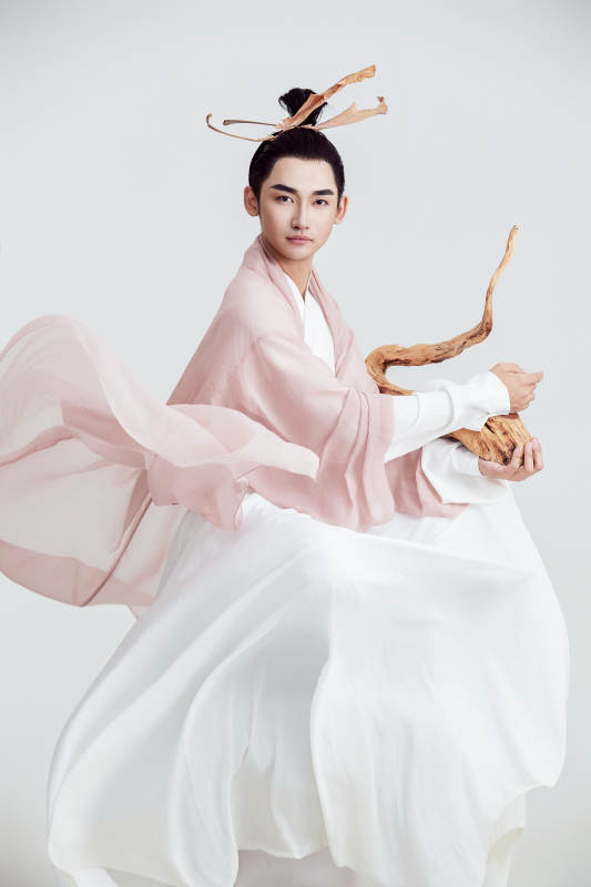 白色背景下的中国神仙道士的艺术形象