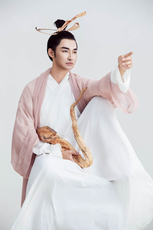 白色背景下的中国神仙道士的艺术形象
