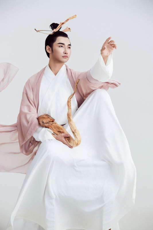 白色背景下的中国神仙道士的艺术形象