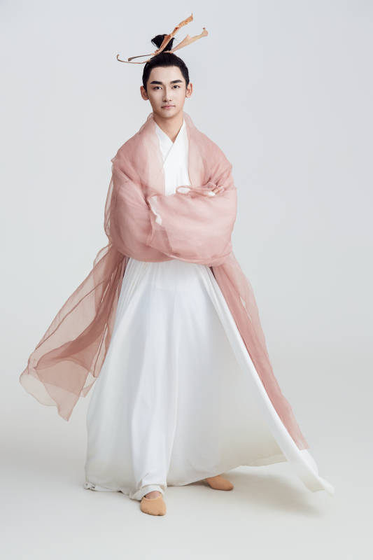 白色背景下的中国方士道士的艺术形象