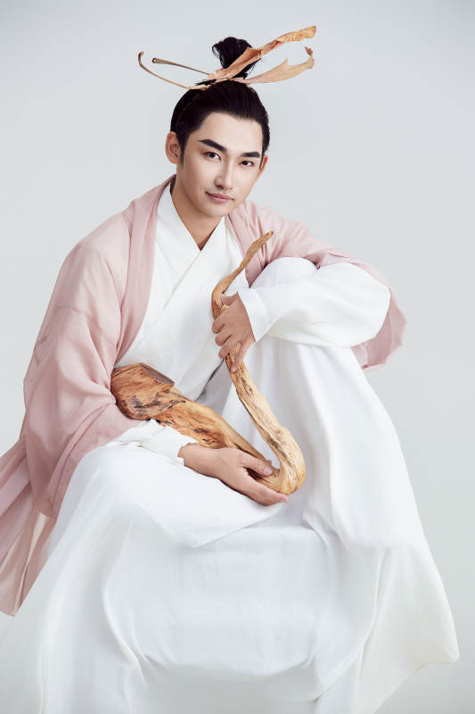 白色背景下的中国神仙道士的艺术形象