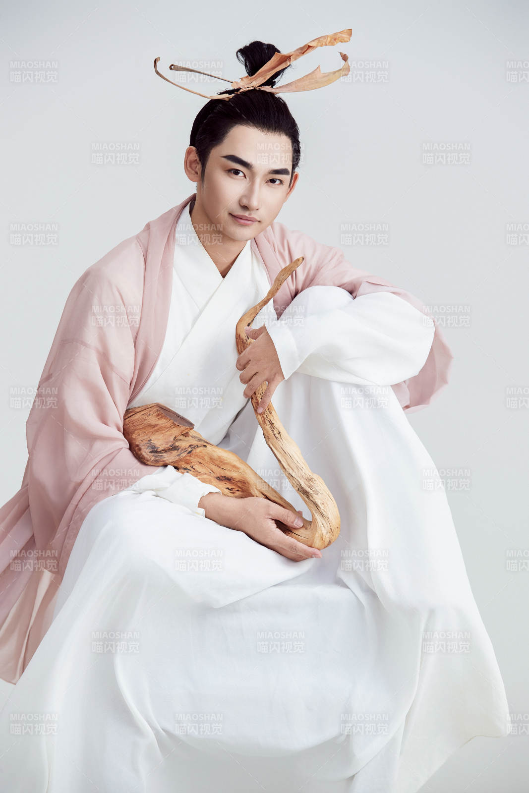 白色背景下的中国神仙道士的艺术形象