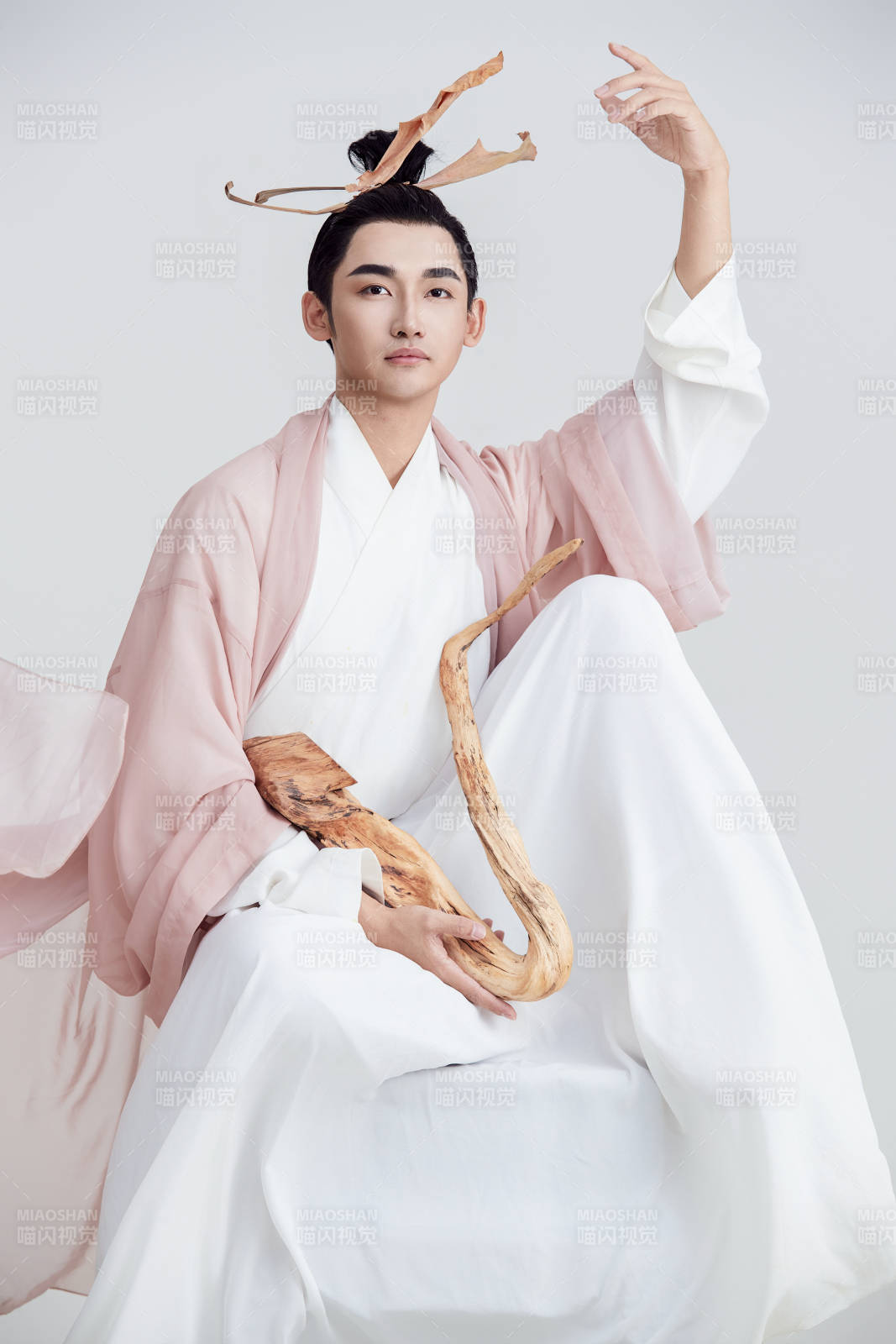 白色背景下的中国神仙道士的艺术形象