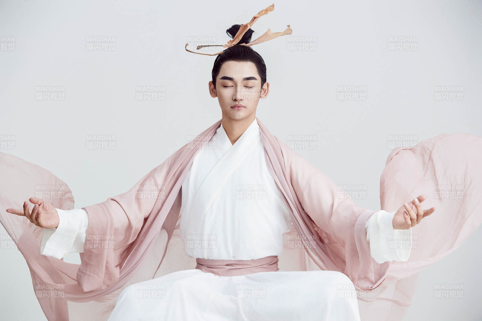 白色背景下的中国神仙道士的艺术形象