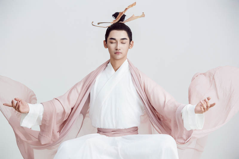 白色背景下的中国神仙道士的艺术形象