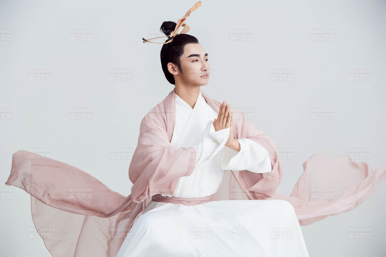 白色背景下的中国神仙道士的艺术形象