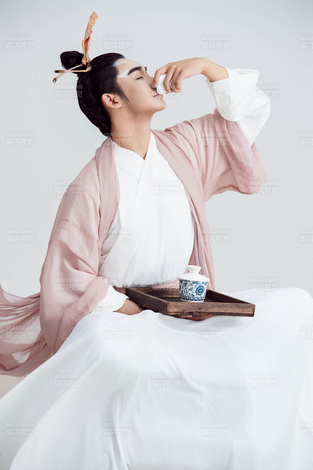 白色背景下的中国神仙道士的艺术形象