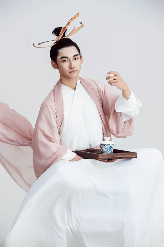 白色背景下的中国神仙道士的艺术形象