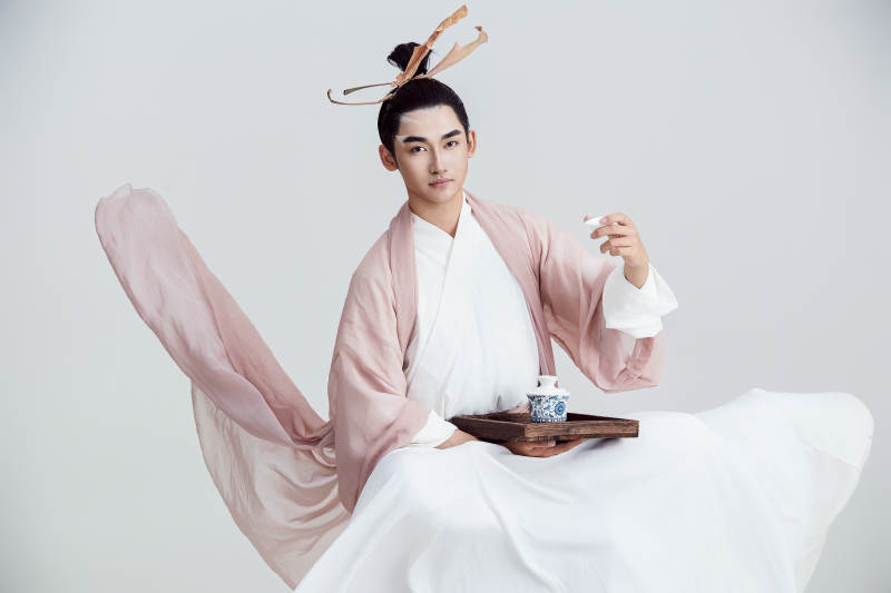 白色背景下的中国神仙道士的艺术形象