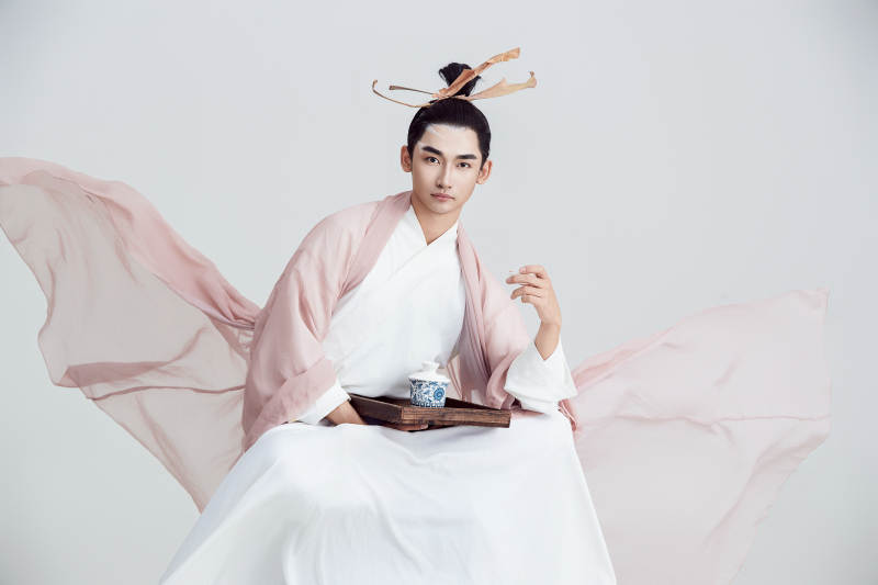 白色背景下的中国神仙道士的艺术形象