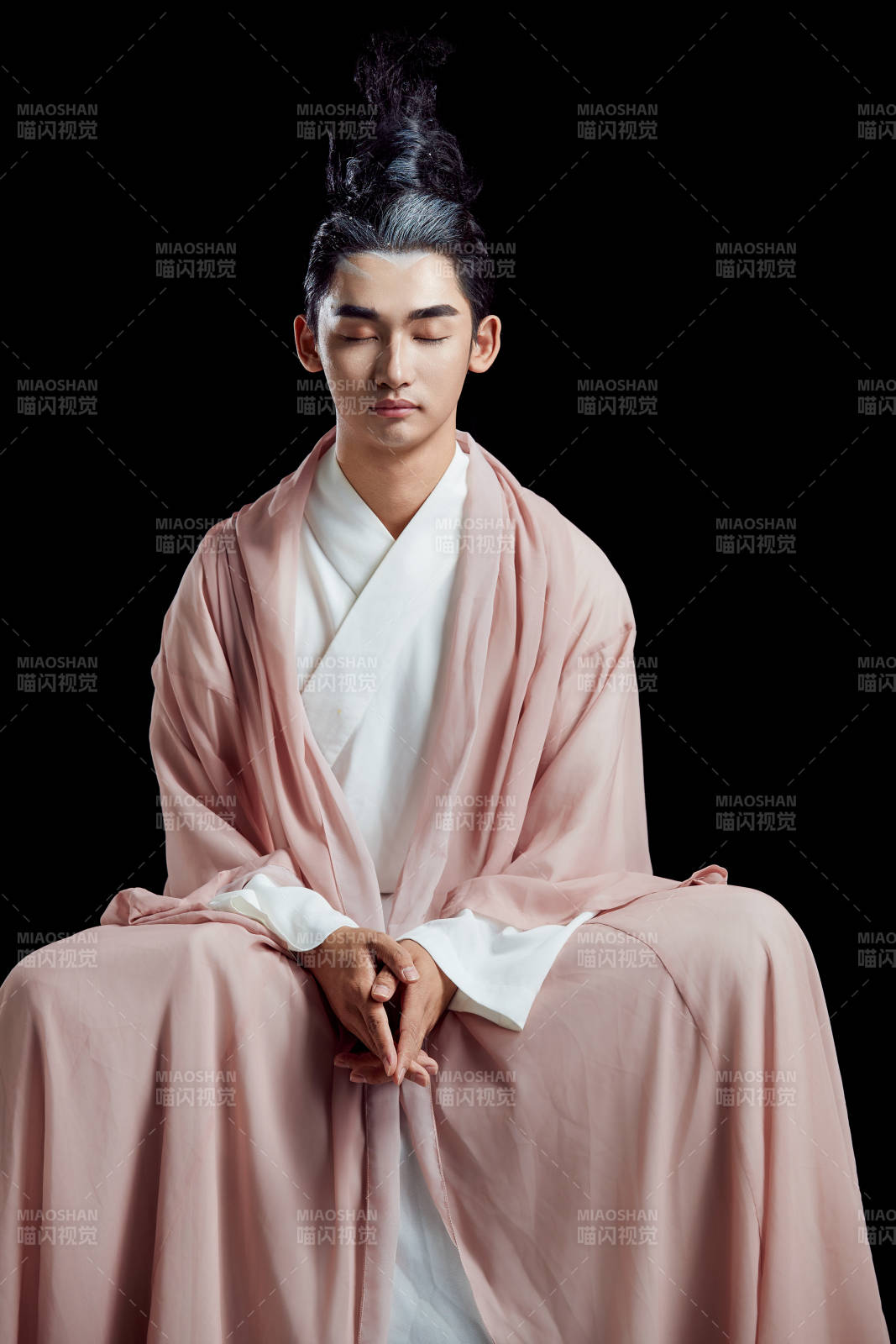 黑色背景下的中国神仙道士的艺术形象