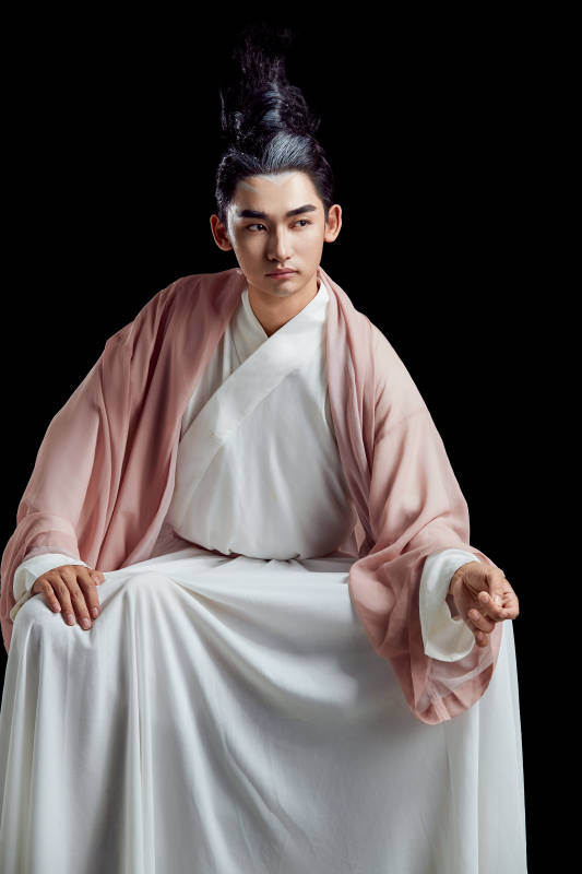 黑色背景下的中国神仙道士的艺术形象