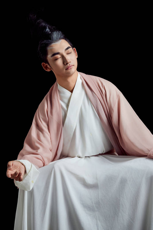 黑色背景下的中国神仙道士的艺术形象