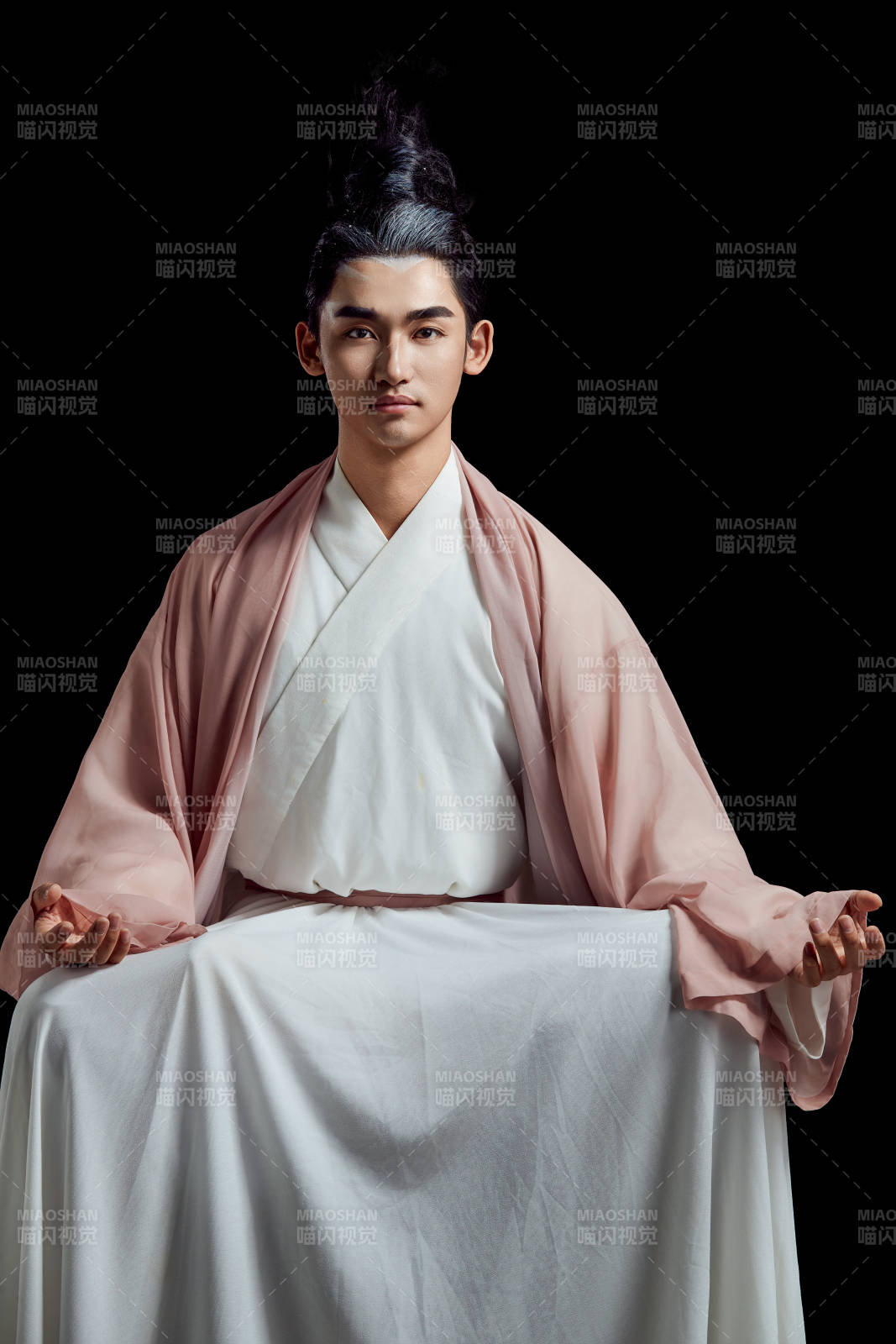 黑色背景下的中国神仙道士的艺术形象