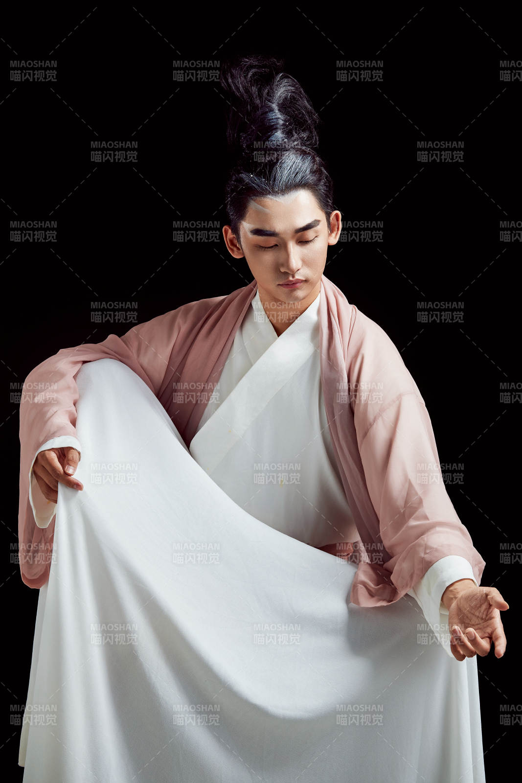 黑色背景下的中国神仙道士的艺术形象