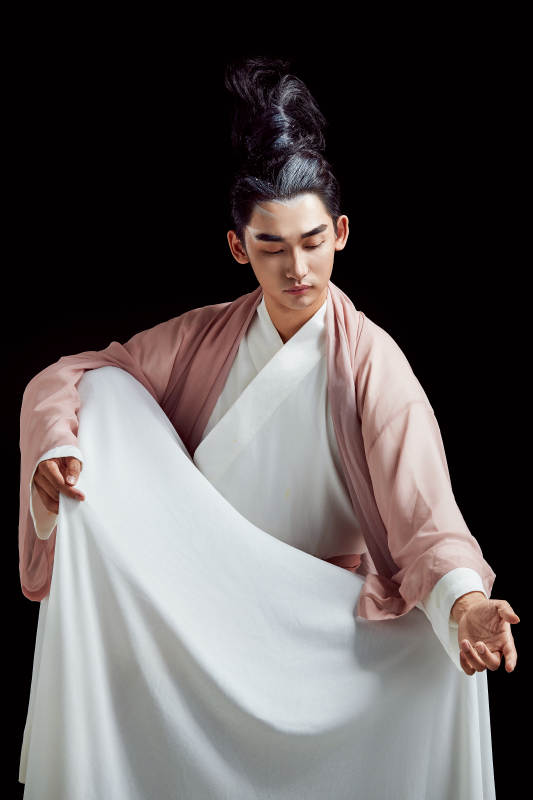 黑色背景下的中国神仙道士的艺术形象