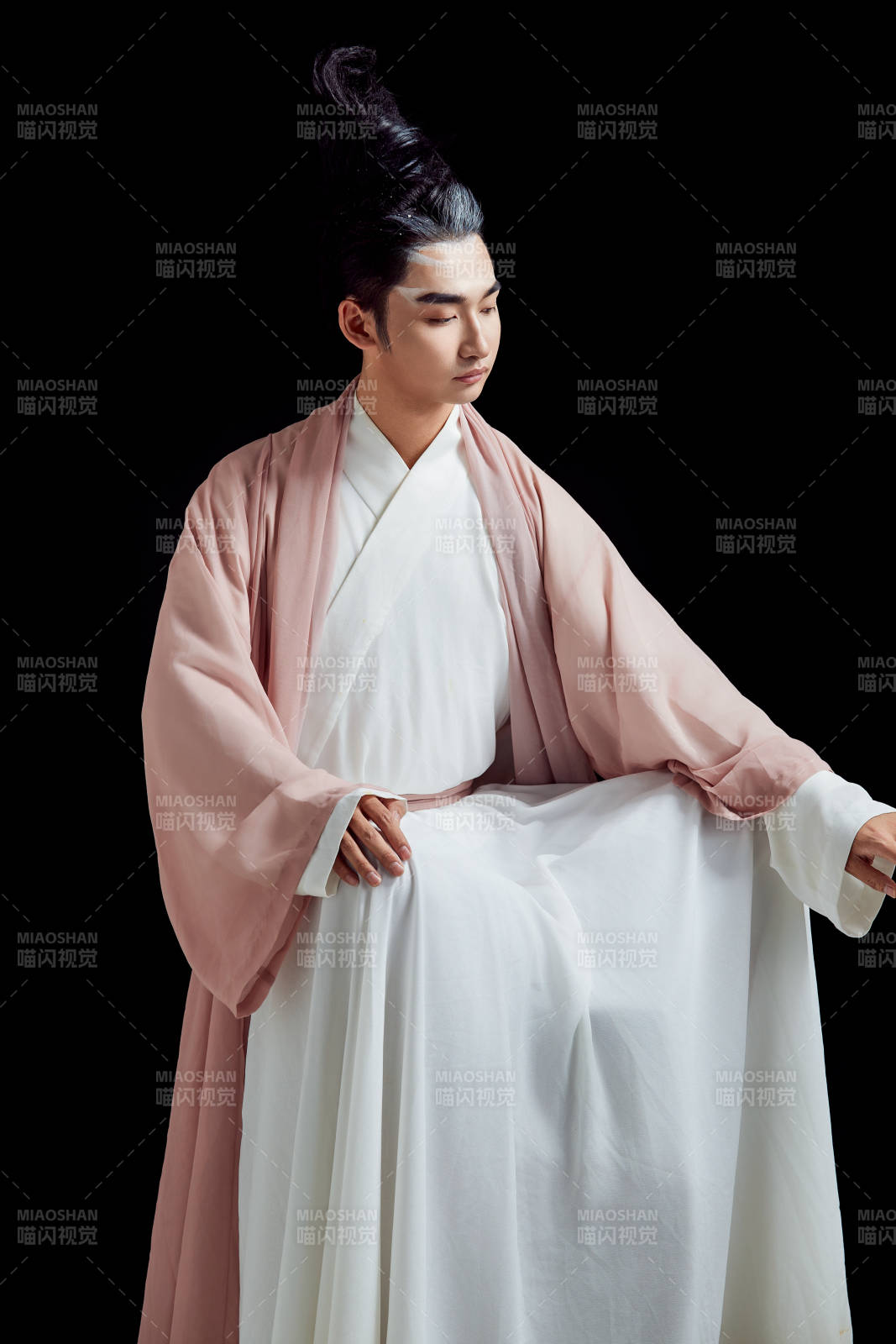 黑色背景下的中国神仙道士的艺术形象