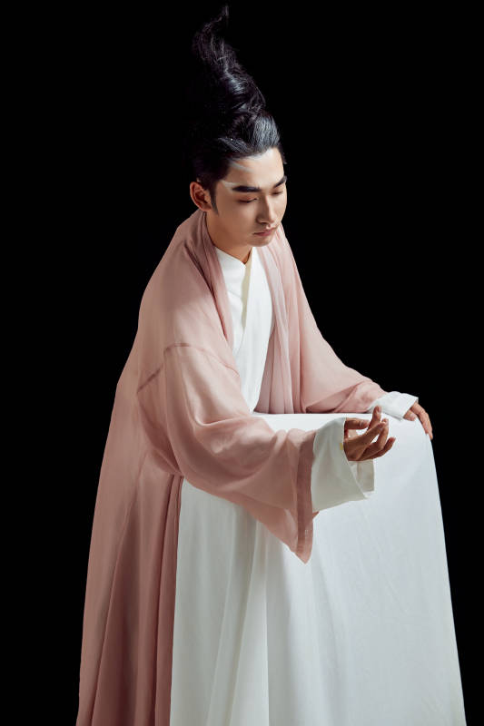 黑色背景下的中国神仙道士的艺术形象