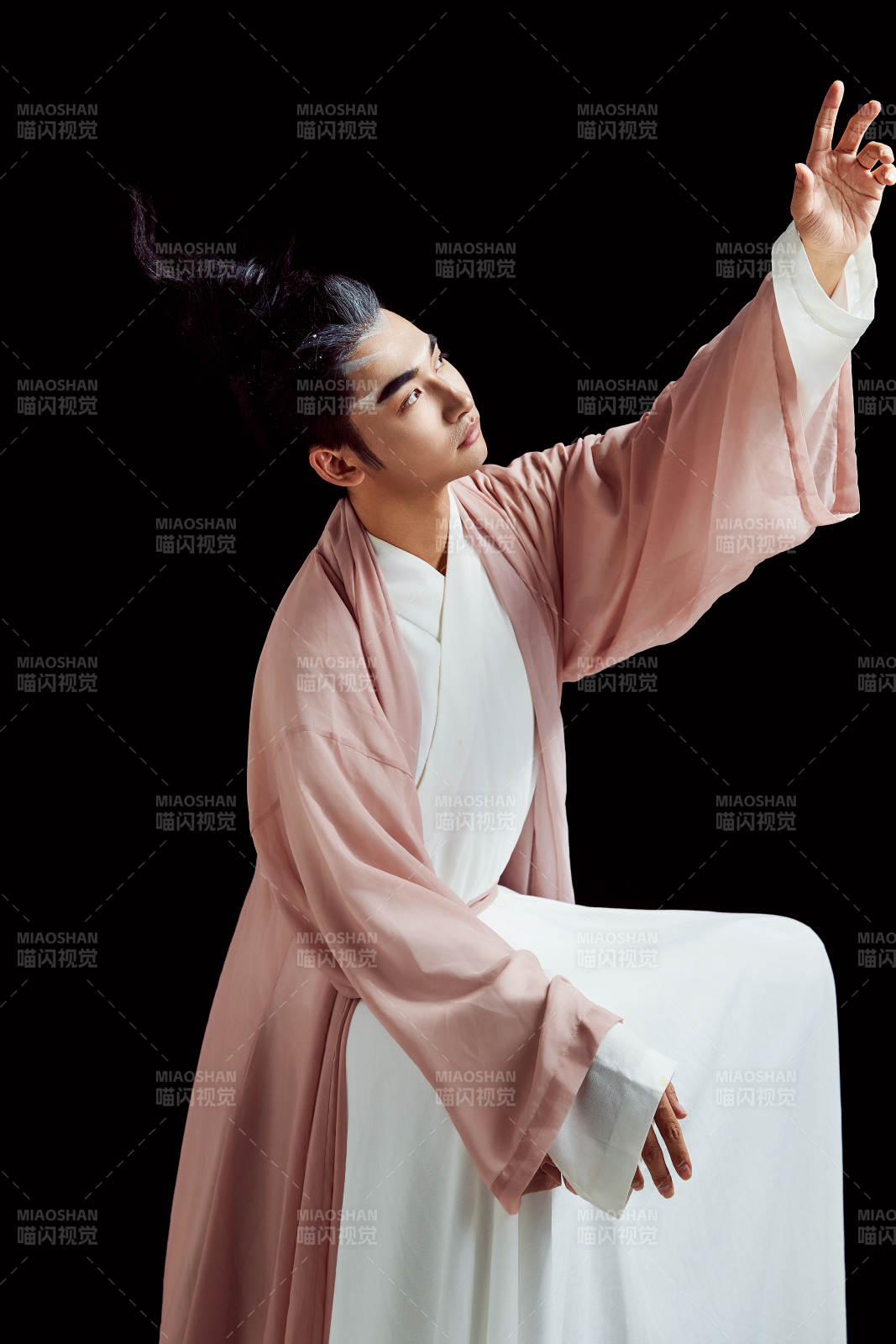 黑色背景下的中国神仙道士的艺术形象