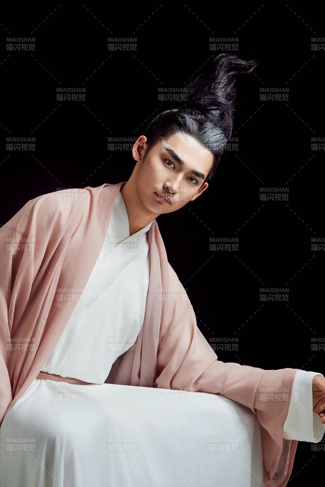 黑色背景下的中国神仙道士的艺术形象