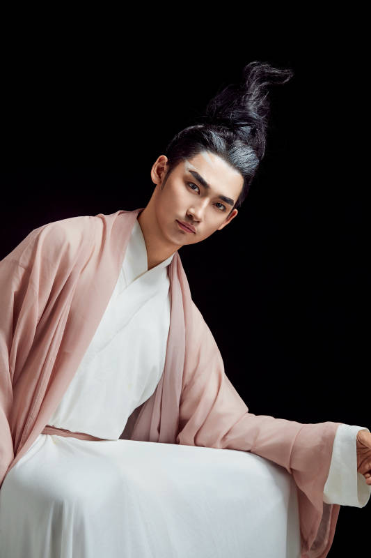 黑色背景下的中国神仙道士的艺术形象