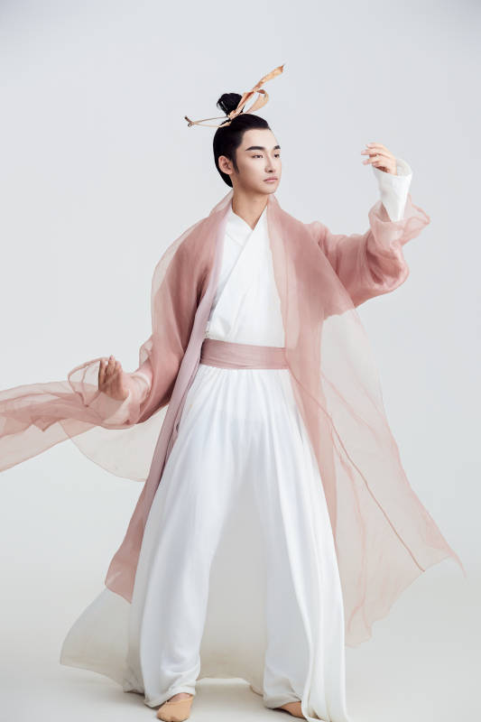 白色背景下的中国方士道士的艺术形象