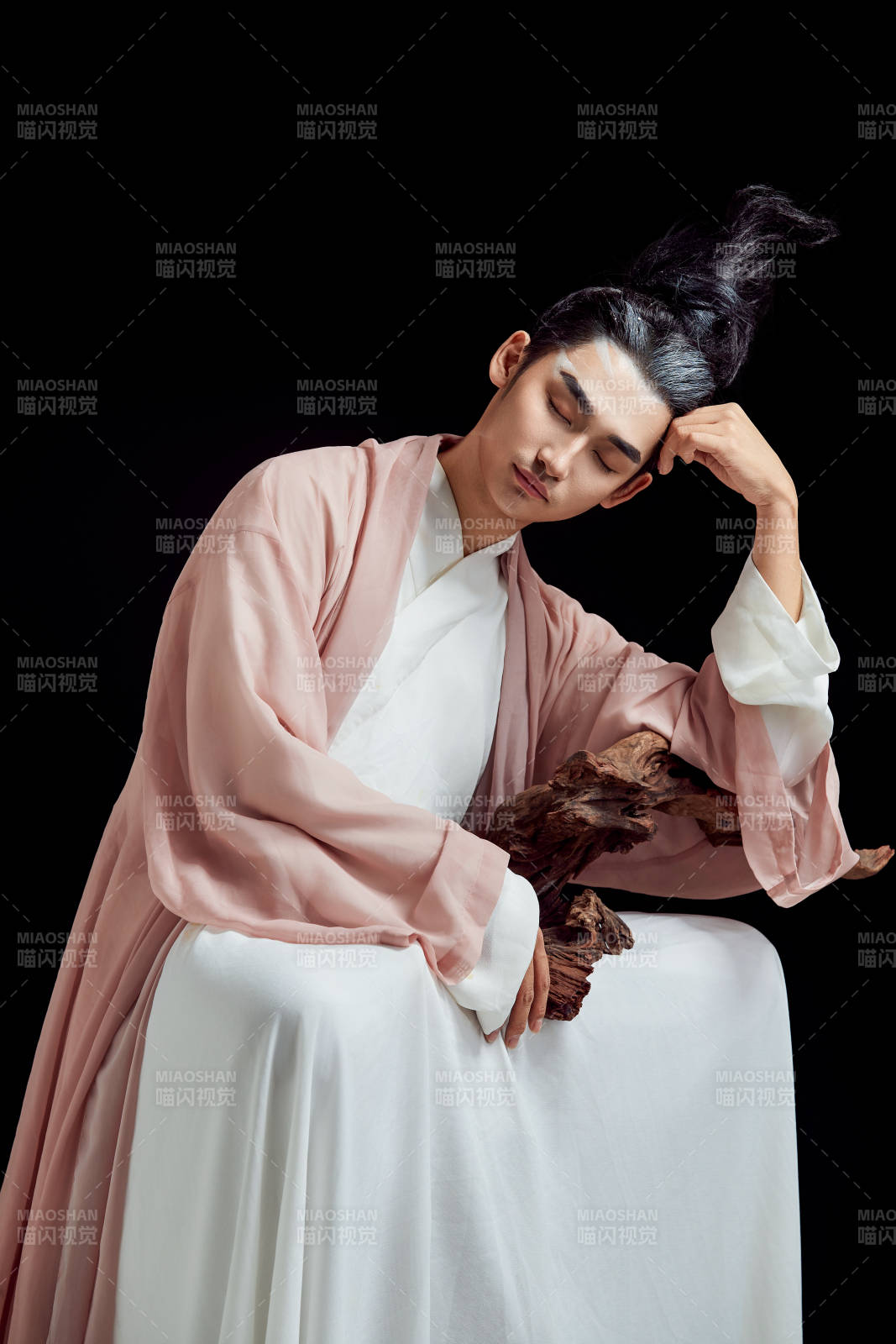 黑色背景下的中国神仙道士的艺术形象