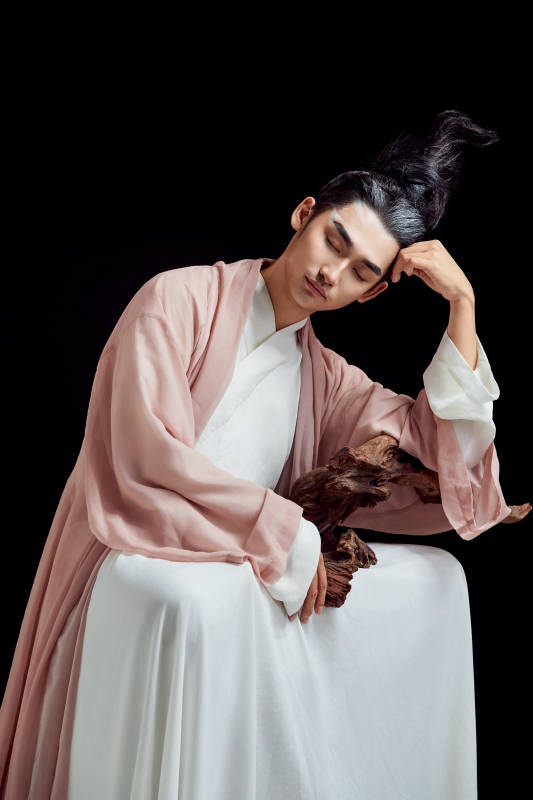 黑色背景下的中国神仙道士的艺术形象