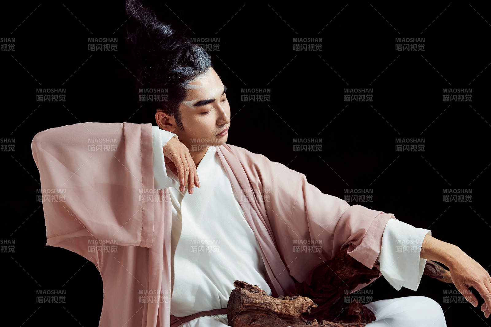 黑色背景下的中国神仙道士的艺术形象